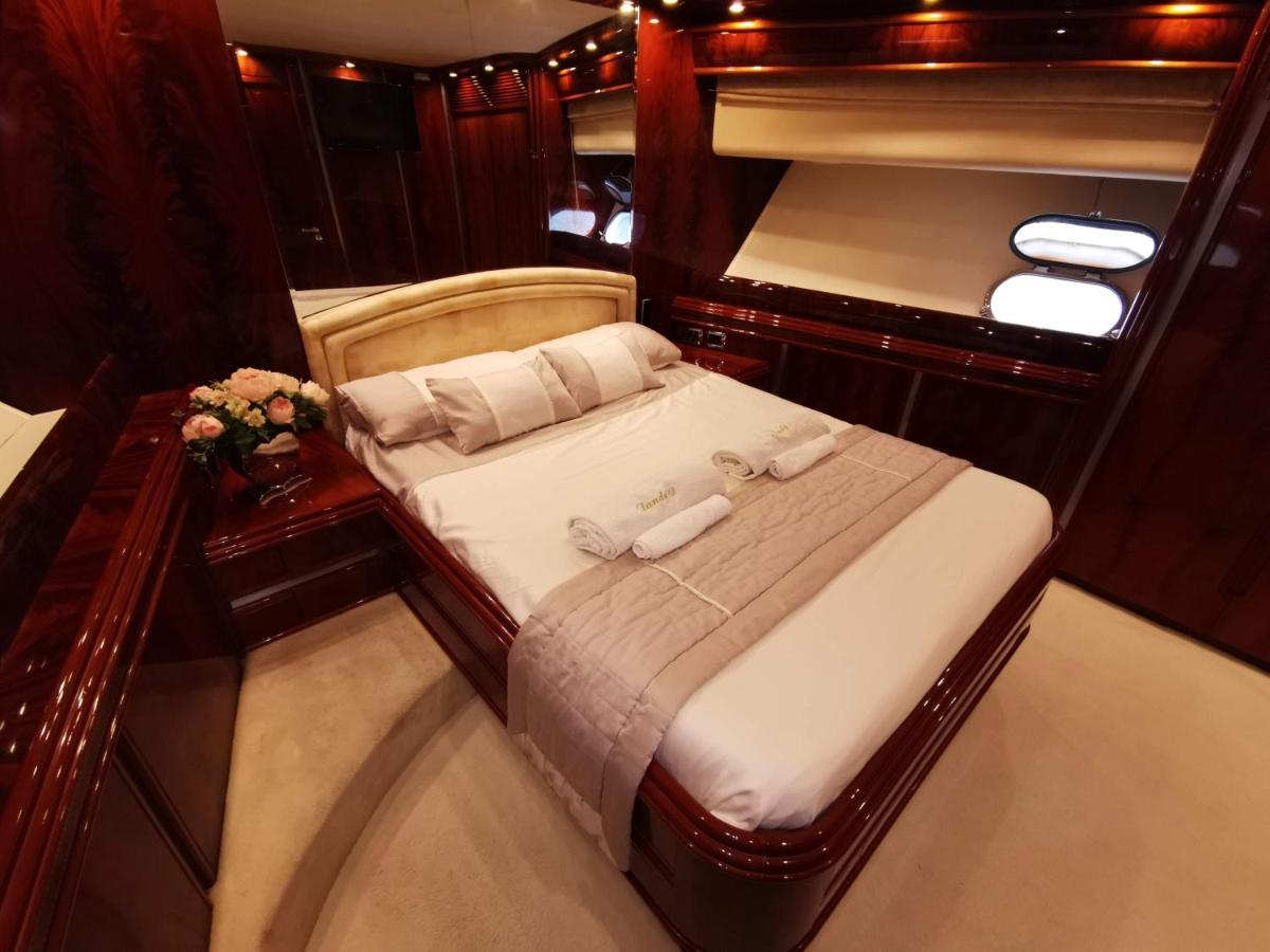 Hotel Rent Luxury Motor Yacht à Barcelone Extérieur photo